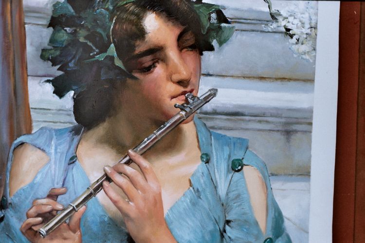 The woman who playing flute